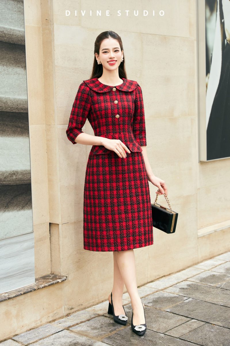 * Kiểu dáng: Váy liền phối chân nhung * Chất liệu: Nhung * Màu sắc: Đỏ đô LƯU Ý: - FREESHIP cho đơn hàng Online giá trị từ 2.000.000đ. - Magonn không hỗ trợ xem hàng. - Khách hàng giữ lại hóa đơn cùng tag giá và mác dệt sản phẩm để được hỗ trợ trong trường hợp muốn đổi hoặc sửa với hàng Nguyên Giá. - Hàng giảm giá không áp dụng đổi hàng và không áp dụng chỉnh sửa. - Các sản phẩm đã thanh toán không được hoàn lại tiền vì bất cứ lý do nào. - Thông tin chi tiết về chính sách đổi/sửa xem tại: https://magonn.com/pages/chinh-sach-mua-hang Thông tin thêm về số lượng tồn sản phẩm liên hệ hotline: 0888482886